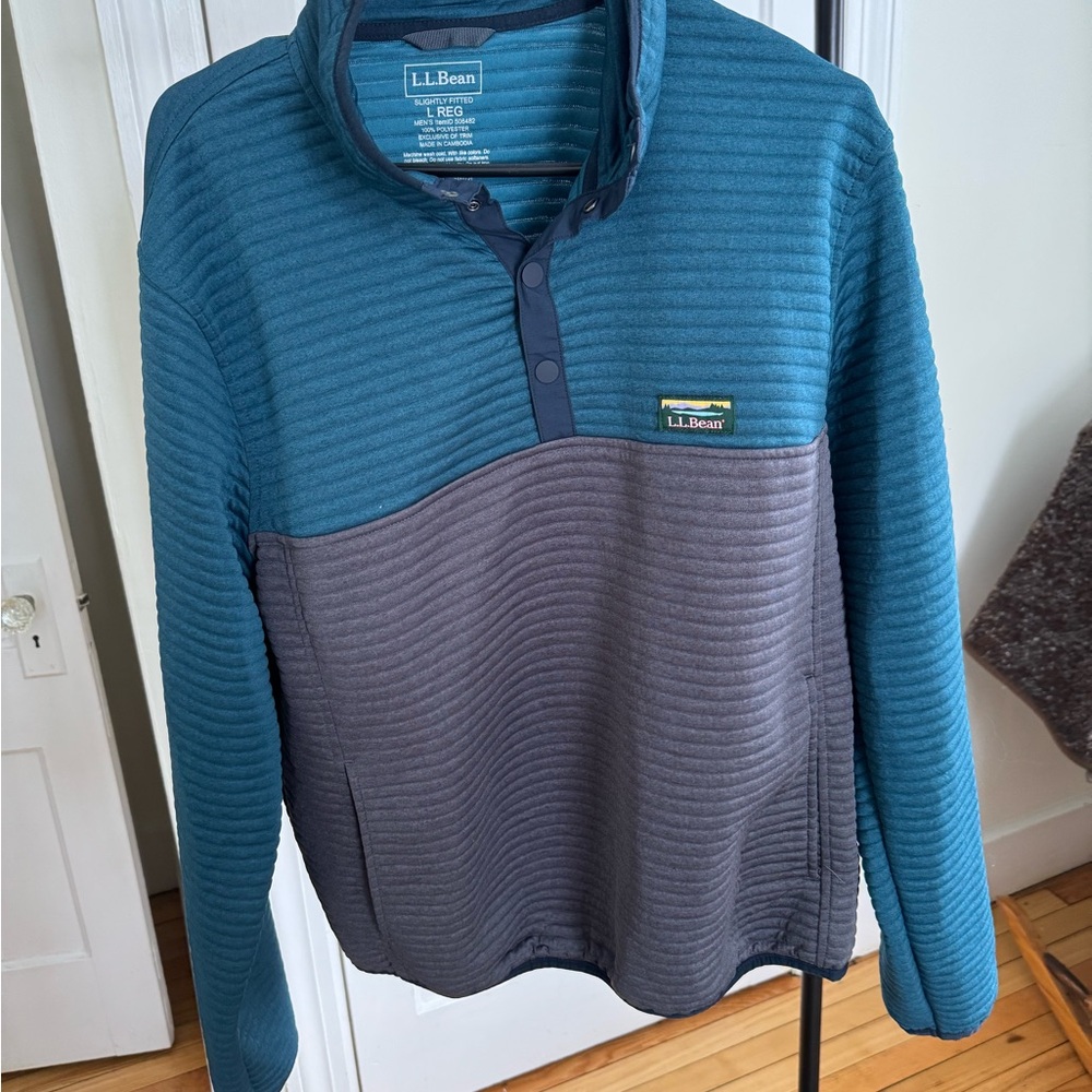 L.L. Bean Men's Blue and Gray Sweater